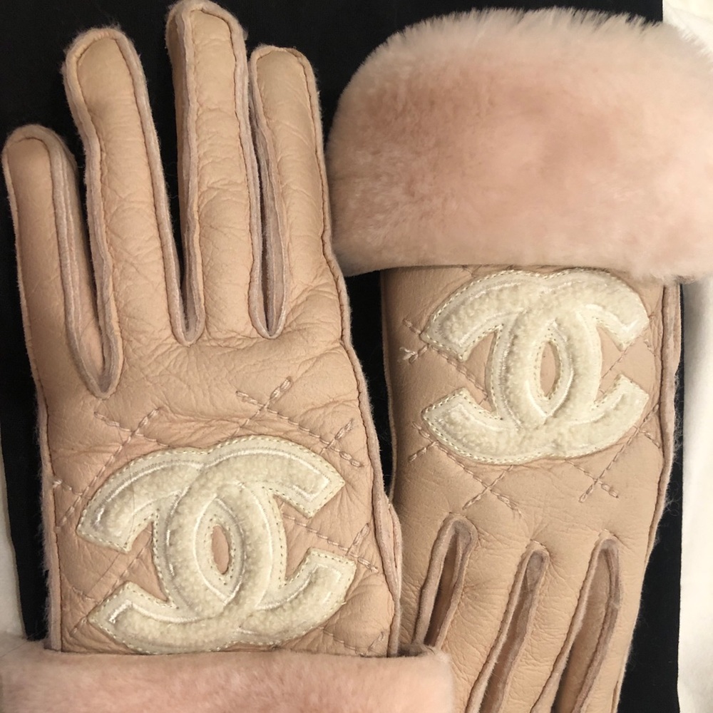 Chanel Pink Shealing Fur Glove Logo, 6.5 Nude/pink